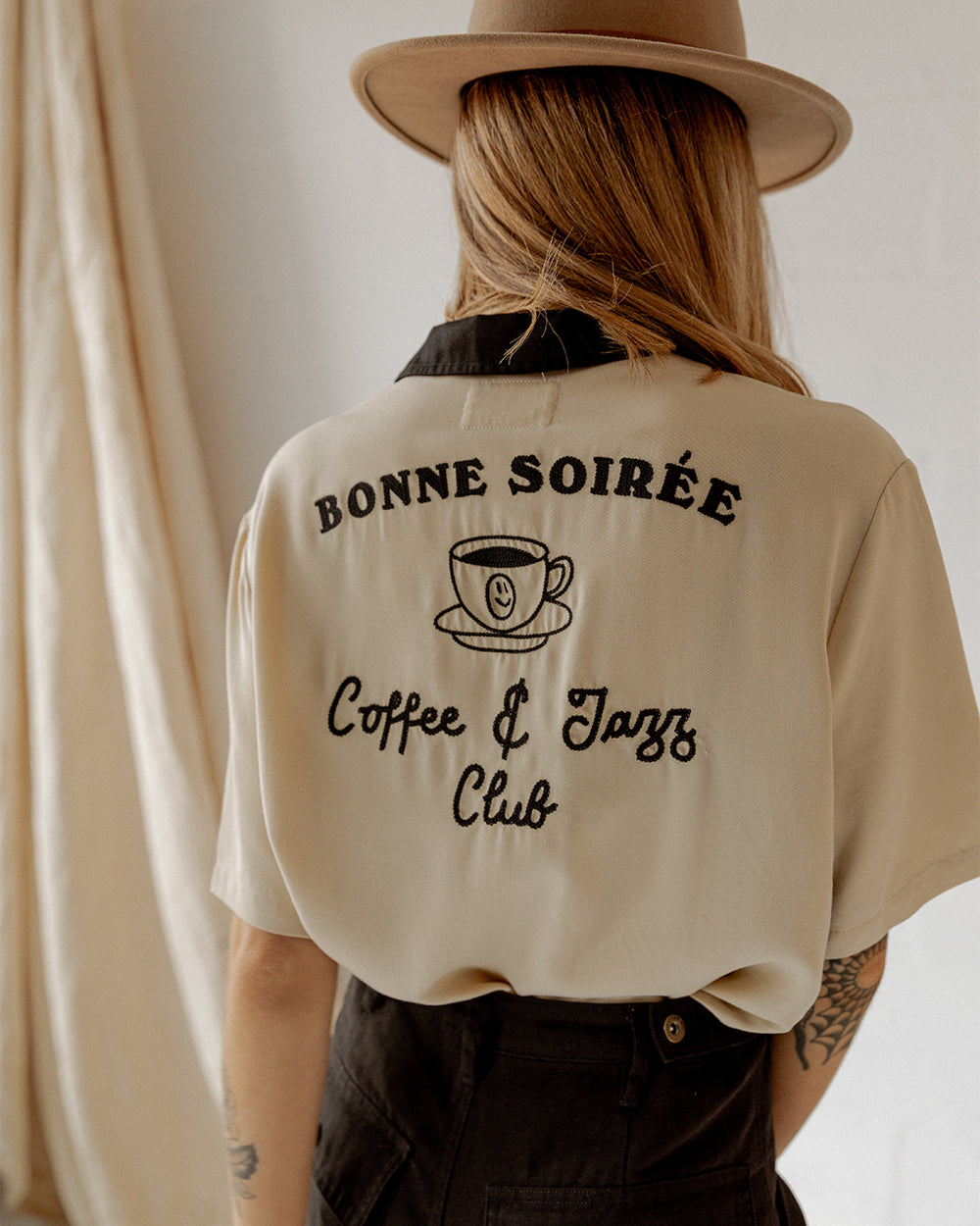 Kaffee- und Jazz-Bowling-Shirt 