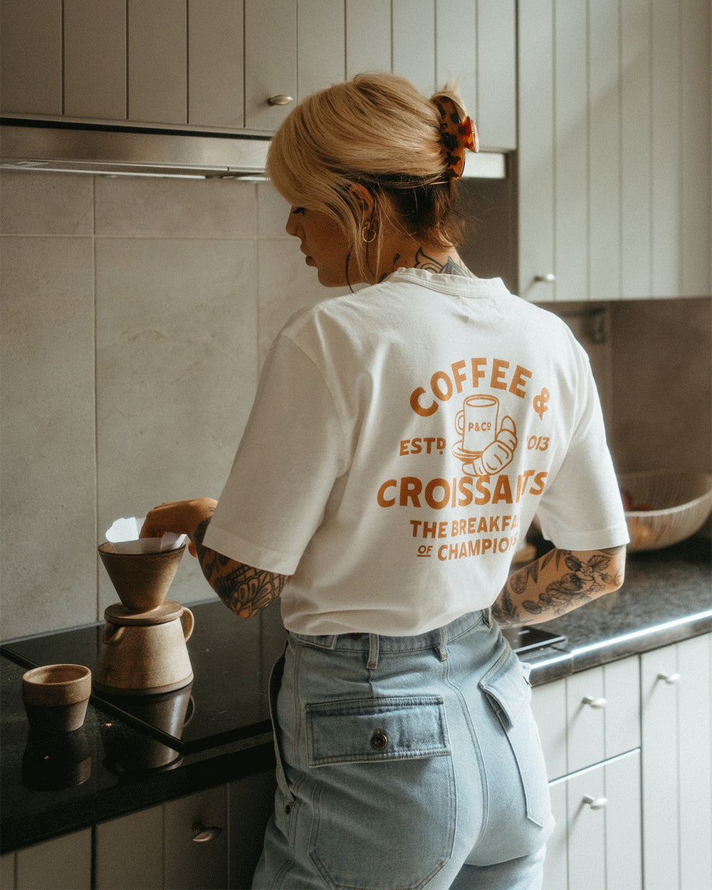 Kaffee & Croissants T-Shirt – gebrochenes Weiß 