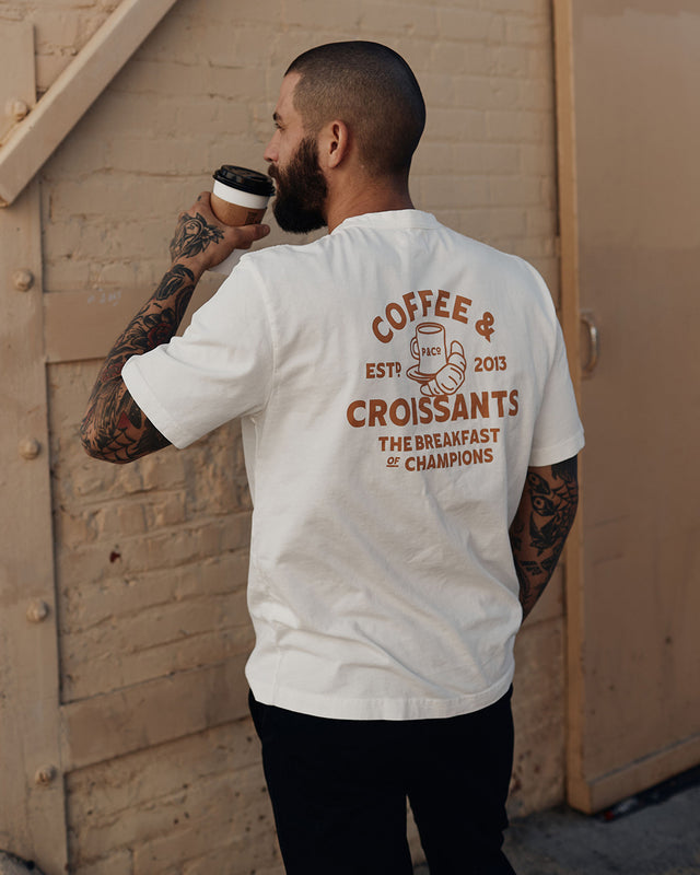 Kaffee & Croissants T-Shirt – gebrochenes Weiß 